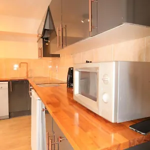  Apartment Centre Rooms-lauriston
